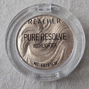 Delicate & Luminous Champagne Highlighter
